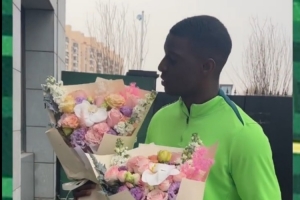 法比奧向訓(xùn)練基地負(fù)責(zé)洗衣的工作人員獻(xiàn)花，感謝她們的照顧