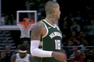 同一起跑線！庫(kù)茲馬反擊背后過(guò)人上籃被懷特干擾球 雄鹿11-0追平