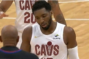 找到手感！米切爾反擊不講理追身三分 騎士轟11-0建立領(lǐng)先！