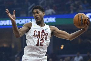 得分手！亨特半場9中4&三分7中3拿到13分 其余數(shù)據(jù)欄皆是0