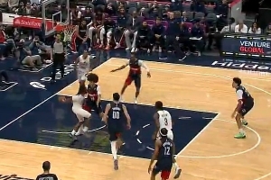 玩起來了？加蘭兩人中間突破后試圖來個風騷背傳 但失誤送給對手