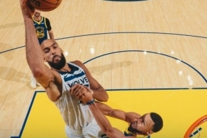 庫(kù)里慘遭成背景板！戈貝爾今天扣籃8次 森林狼官推：快去看集錦