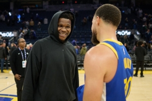 解說(shuō)：庫(kù)里一頓血C也不好使 前2場(chǎng)萬(wàn)箭穿心&驍勇善戰(zhàn)的勇士消失了