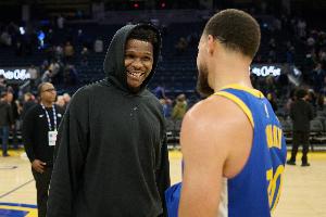 “密謀”什么好事？庫(kù)里和愛(ài)德華茲賽后擁抱熱聊