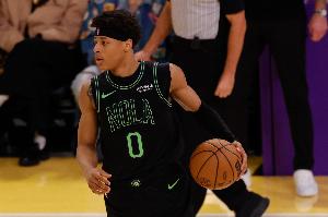 費(fèi)爾斯給聯(lián)盟關(guān)懷行動(dòng)捐款！小喬丹打趣：還不如給我買瓶紅酒