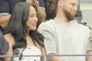 帶著老婆看美網(wǎng)！庫里這是看到什么好球，竟被驚出了表情包??