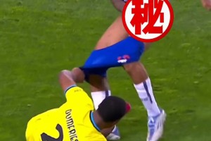 上強(qiáng)度？上尺度？鄧弗里斯國米名場面：拼搶時把對手褲子扒了??