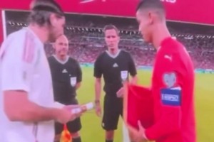 索博斯洛伊老婆拍下索博向C羅打招呼：屬于你的時刻，寶貝??