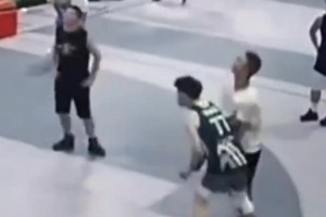 射術(shù)炸裂！澳大利亞妖人一腳40米驚世駭俗的任意球踢中橫梁??