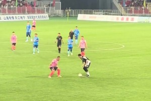 逗比哈！郭艾倫參加名人足球賽 直接拿起足球運到禁區(qū)被二哥撂倒