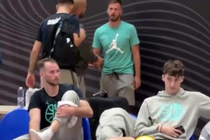 真會玩?。|契奇直接將教練的褲子給扒下來了！??