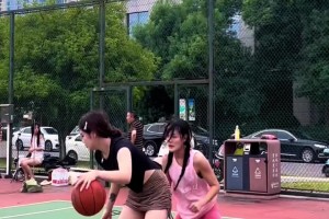 好家伙真背打啊！兩位打籃球的小姐姐在野球場蠻力背打進內(nèi)線