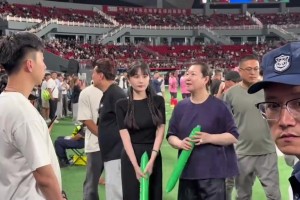 文體大咖云集！趙本山女兒球球也現(xiàn)身東北明星足球超級聯(lián)賽?