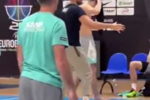 郭艾倫參加?xùn)|北明星足球賽竟然把球抱起來了，你小子打籃球啊??