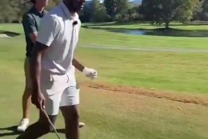 布朗尼休賽期在苦練高爾夫?。『孟翊虻帽劝职终材匪垢?？