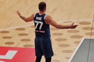 現(xiàn)場網(wǎng)友曬東契奇攤手不滿判罰：抱怨歸抱怨 77是真強(qiáng)????