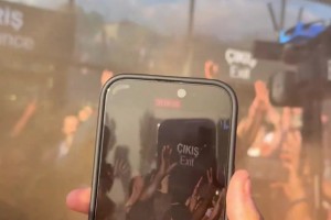 奧納納抵達特拉布宗體育，受到球迷熱烈歡迎??