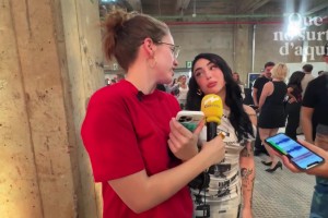 硬傷！亞馬爾女友活動穿10cm恨天高，仍比女記者矮一頭