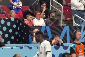 人生贏家??！施羅德嬌妻帶兒子到球場看望老公 還送了爆米花??