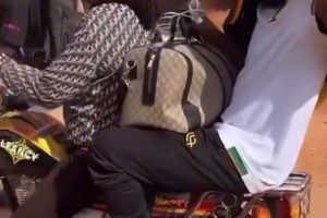 打摩的??！奧納納被拍到坐摩的去機場返回歐洲