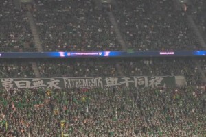 博主埃萊夫賽曬實拍：國安將帥兵發(fā)鄭州，王剛耐心給球迷簽名??