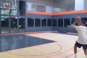 錯失戴帽！姆巴佩在籃球場練習(xí)投籃，投三次3分進(jìn)兩球??