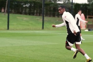 已經(jīng)融入球隊！利物浦官方曬伊薩克訓(xùn)練視頻，終結(jié)能力很強(qiáng)