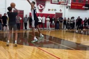 這我學(xué)雞毛啊??文班亞馬與社區(qū)球迷交流 先送大帽再送隔扣??