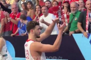 火力旺盛！申京此前賽后把最佳球員獎(jiǎng)杯給了女朋友！