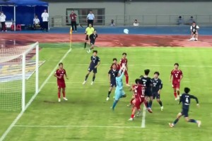 這是業(yè)余球員？再看蘇超泰州球員巴特倒鉤破門(mén)，解說(shuō)驚呼“貝爾”