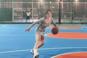 胯下運(yùn)球轉(zhuǎn)身拜佛上籃！有一說一男生穿裙子也做不到她這樣吧??