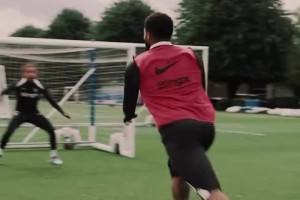 哥幾個是沾點(diǎn)喜劇天賦在身上的！切爾西隊(duì)內(nèi)的歡樂訓(xùn)練！