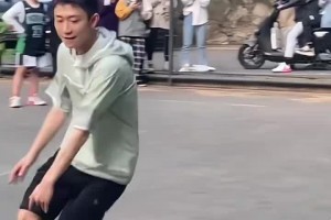 左撇子??！男星張一山打籃球 這水平算得上野球場大腿嗎？