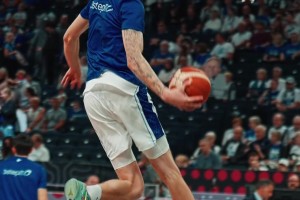 ??這位也吃小孩！穆里寧賽前訓(xùn)練上演寫意單臂回環(huán)反扣