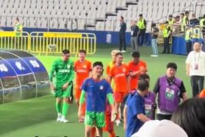 第一次看到主隊(duì)給客隊(duì)喝彩，王大雷都不好意思了??