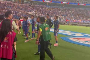 申花球員賽后謝場，主場球迷發(fā)出陣陣的噓聲