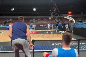 東契奇超遠(yuǎn)坐投??這核心力量強到可怕??