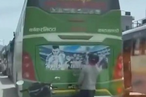 梅西鐵粉！球迷在堵車(chē)時(shí)擦拭前車(chē)的梅西海報(bào)??