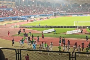 實拍國安賽后謝場仍收獲球迷掌聲，博主感嘆：對塞蒂恩真太寬容了