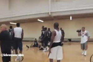 一切都是緣分！名場(chǎng)面：09年詹姆斯在訓(xùn)練營(yíng)指導(dǎo)年輕的庫(kù)里哈登！