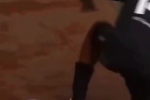 這草皮質(zhì)量不錯?。∶麍雒妫阂贿B串假動作讓對手身處滑雪場！