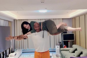 馬布里和中國老婆玩睡美人挑戰(zhàn)：這個我也行！80歲也照樣舉起你