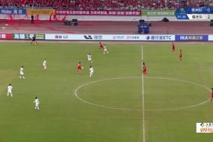 實(shí)拍國安眾將賽后謝場：眾將向遠(yuǎn)征軍看臺(tái)鞠躬致歉??