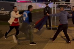 火藥桶???希臘土耳其賽后雙方球迷沖突！穿字母哥球衣的很猛啊