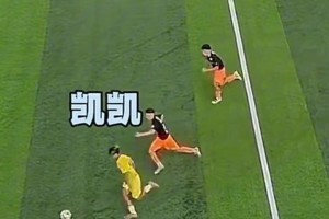 新紋身？當(dāng)你沒(méi)有東西讓梅西簽名，于是把手臂伸了出來(lái)！