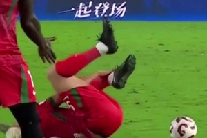 國安犯規(guī)送點(diǎn)時(shí)，塞蒂恩壓力大到不敢看場上，抱頭懷疑人生??