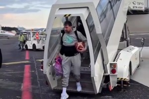 東契奇飛抵斯洛文尼亞：抱球回國獲熱烈歡呼 機場為球迷簽名