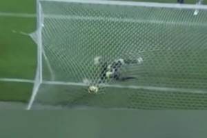 當(dāng)小貝和卡洛斯站在任意球前時(shí)，求對手門將的心理陰影面積！