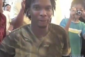 北京奧運(yùn)會期間，波什和霍華德在中國吃漢堡，吸引大量關(guān)注！