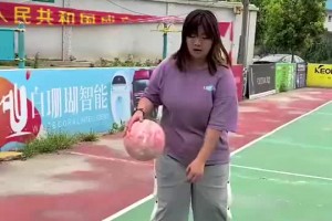 在野球場遇到如此微胖妹紙，吧友們敢和她打1v1么？??